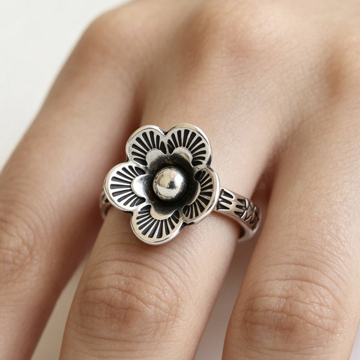 Minimalistischer Retro-Blüten-Ring