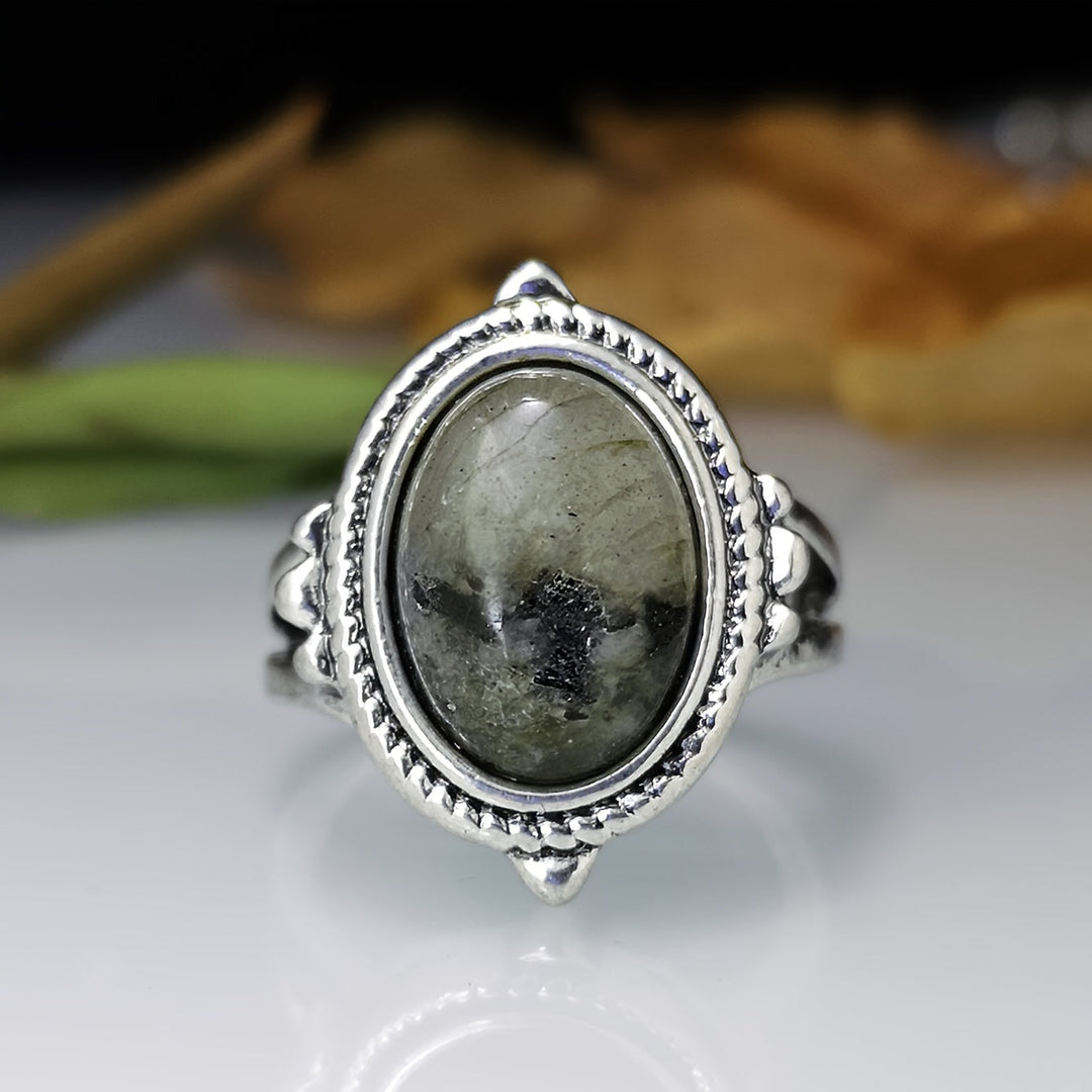 Spektakulärer zeitloser Ring im Vintage-Stil