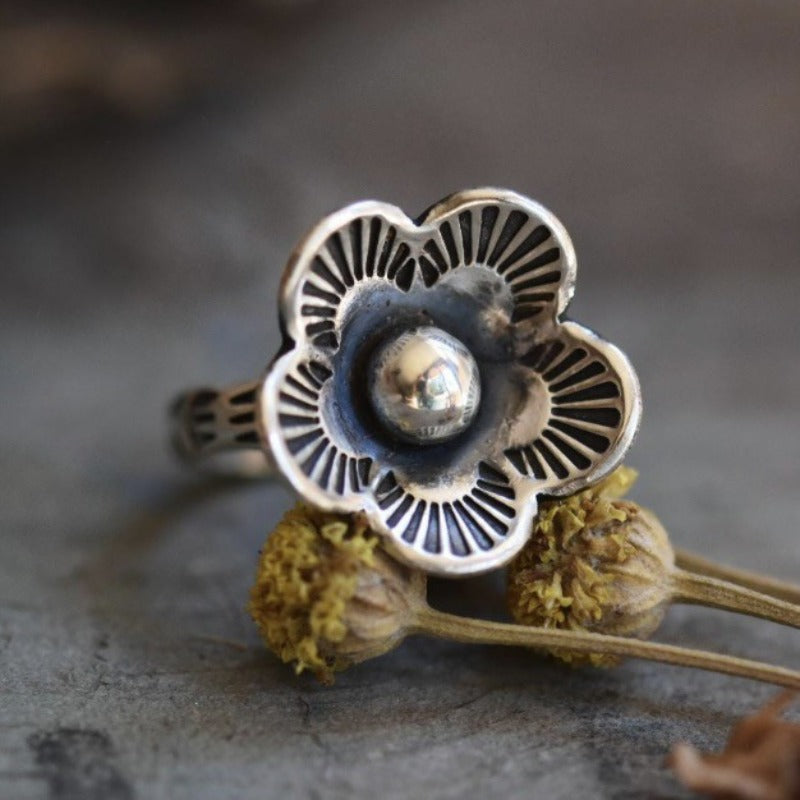 Minimalistischer Retro-Blüten-Ring