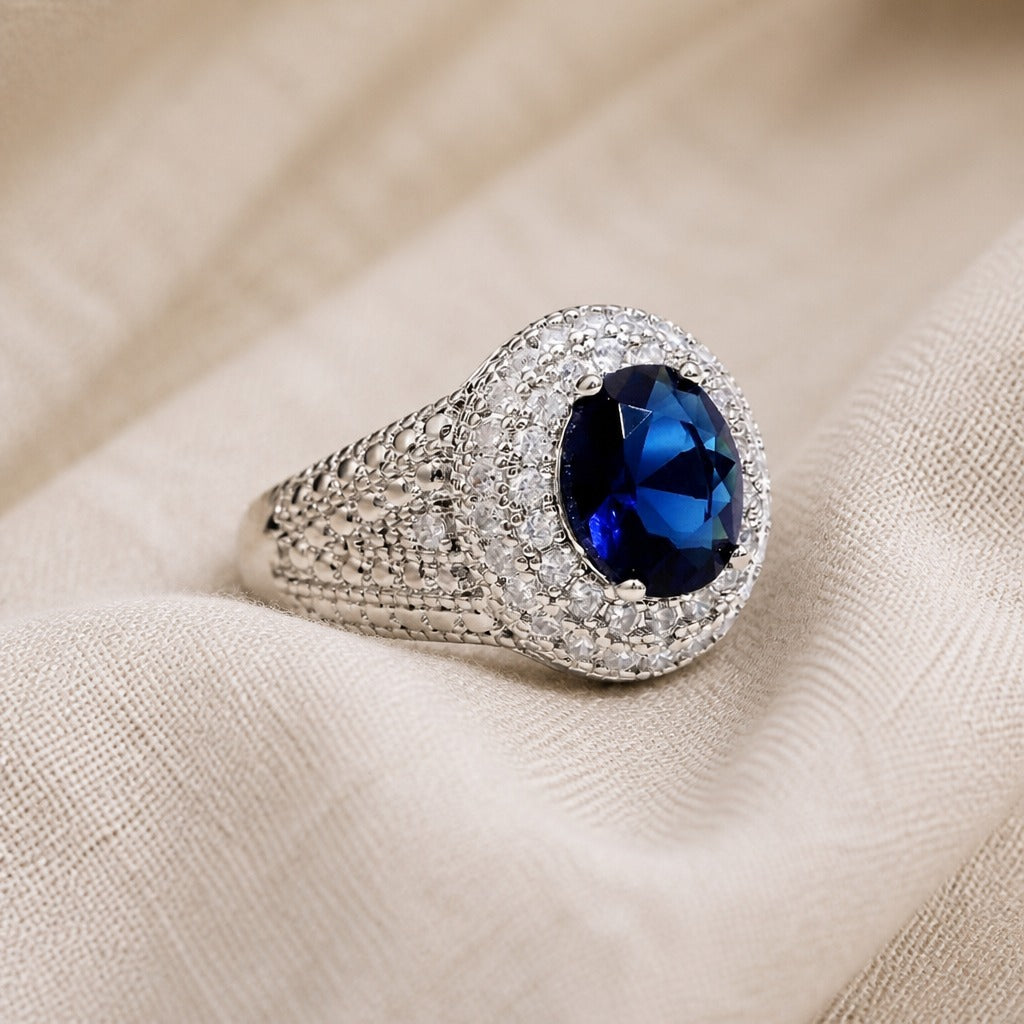 Zeitloser Ring Halo Saphirblau