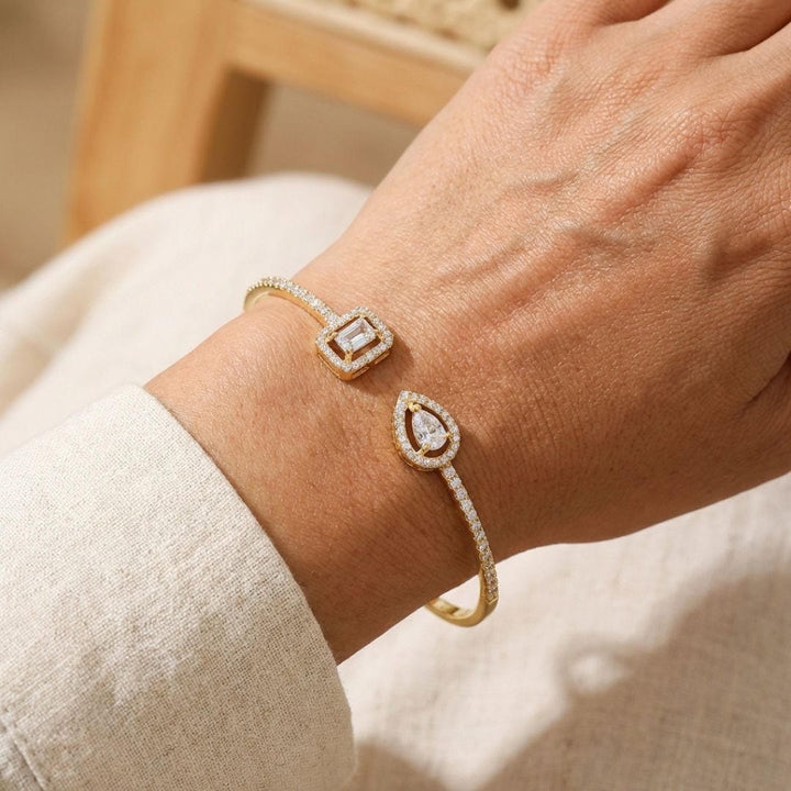 Offenes Gold-Armband mit zwei Steinen