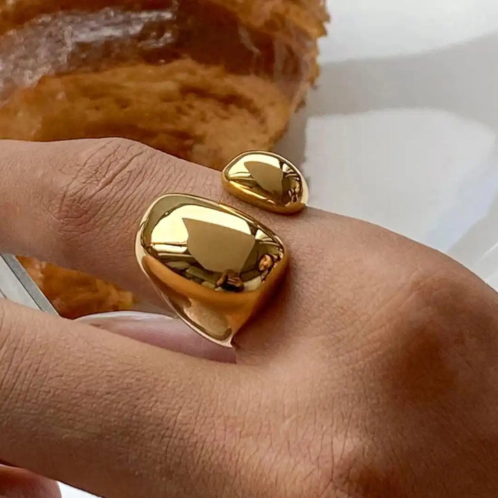 Minimalistischer goldener Flow-Ring