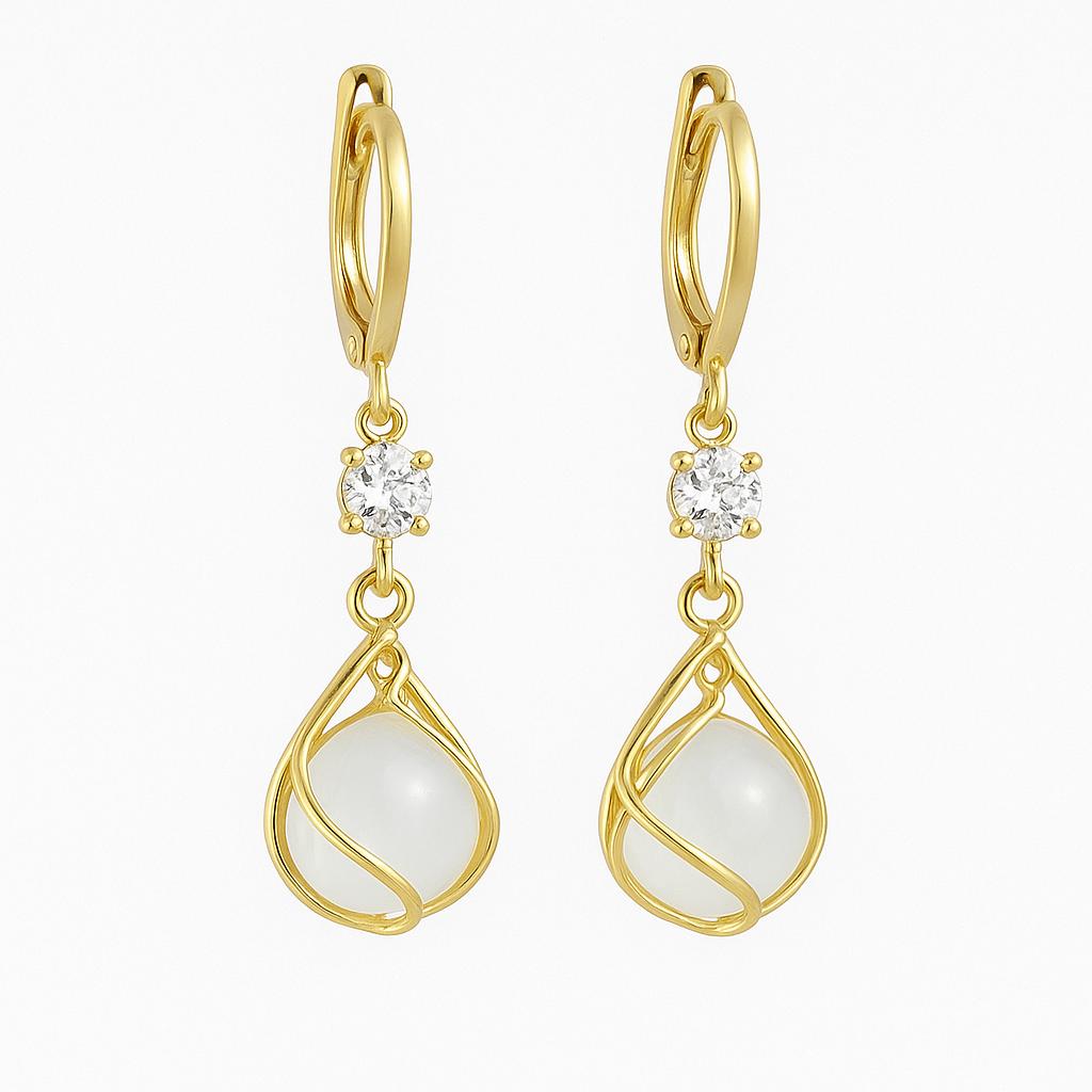 Goldene Ohrhänger mit weißem Opal und Drahtwicklung