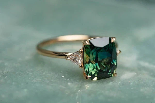 Goldring mit Stein im Vintage Stil