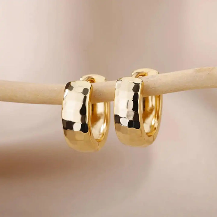 Zeitlose geformte Gold-Creolen