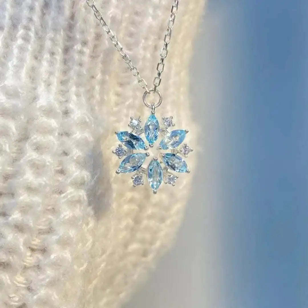 Weißgoldene Blüten-Anhänger-Halskette mit blauer Schneeflocke