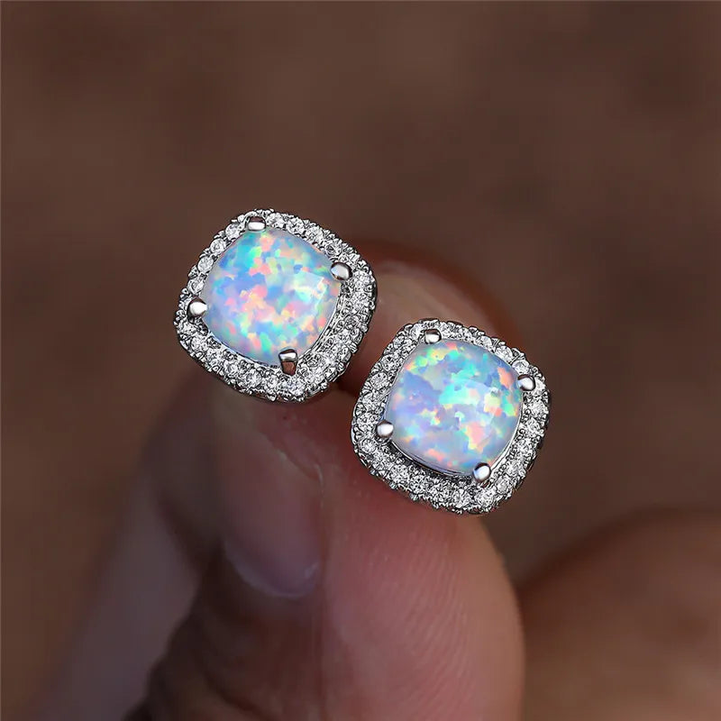 Elegante runde Silber-Ohrstecker mit weißem Feueropal
