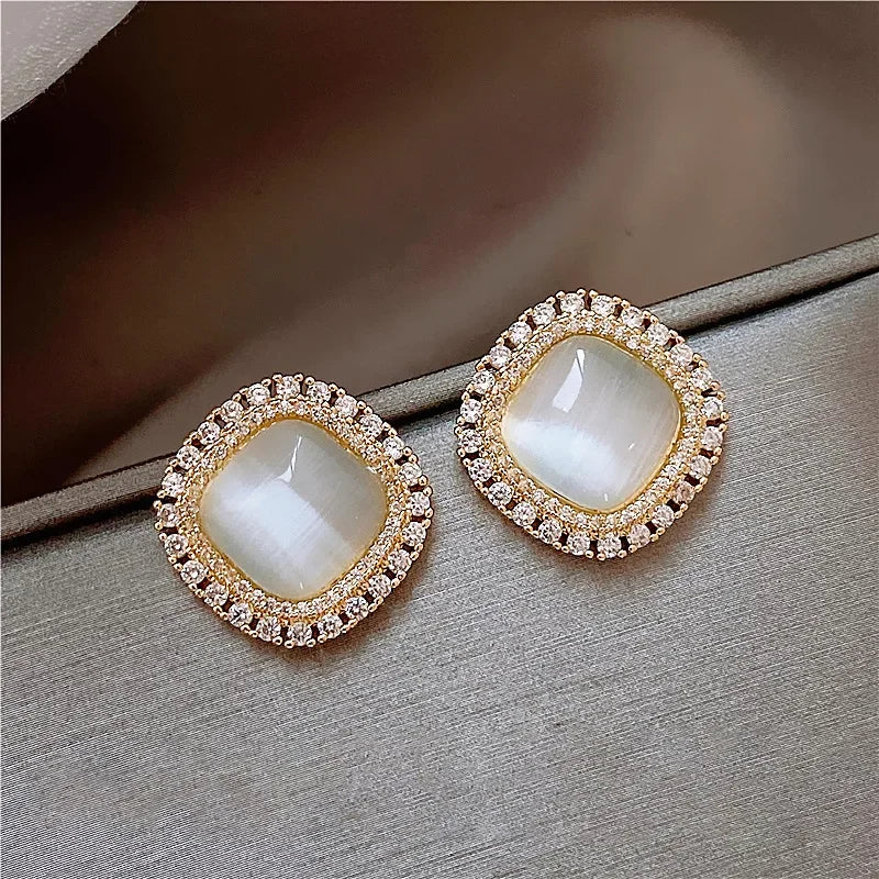 Schicke eckige Ohrstecker mit Opal und Zirkonia
