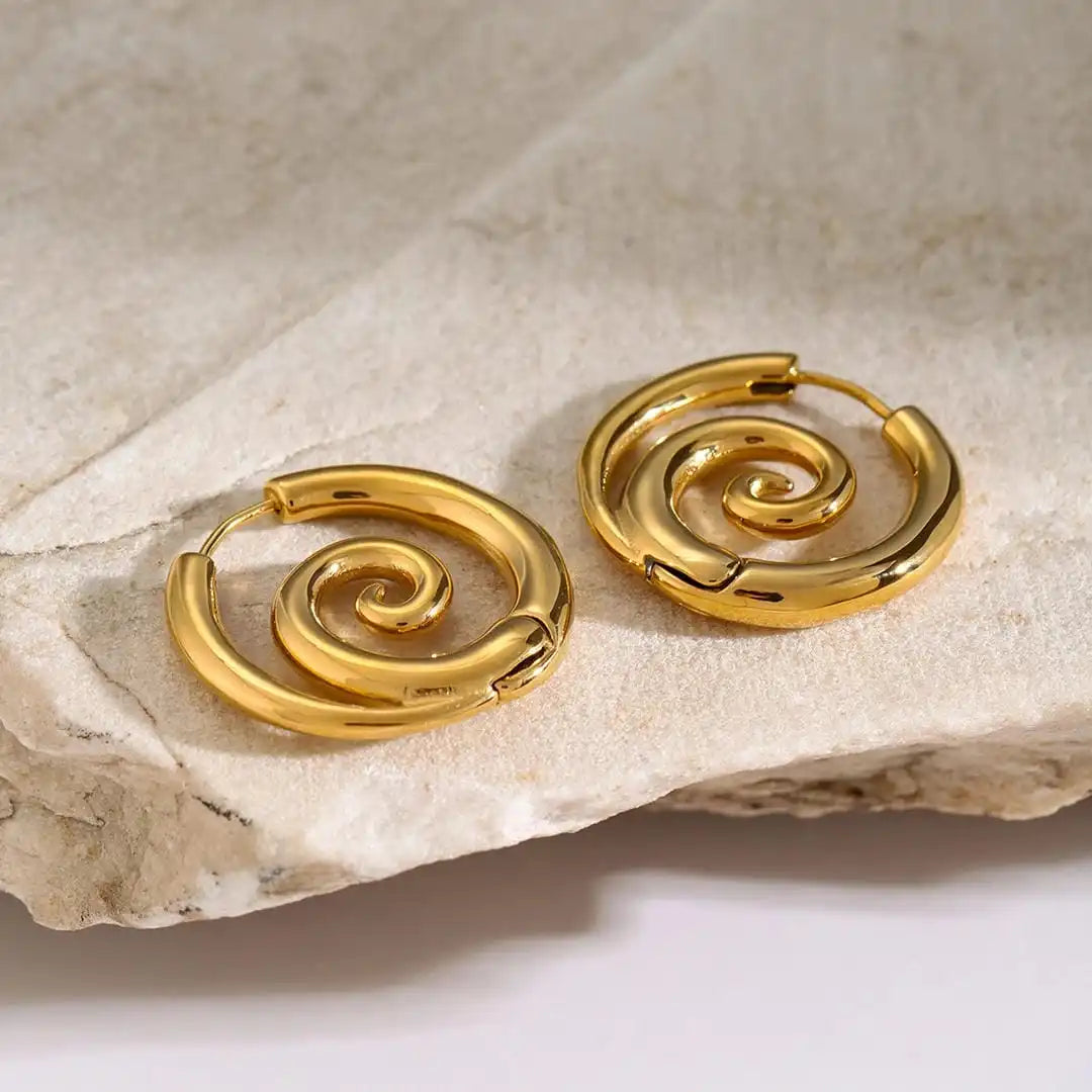 Zeitlose goldene Spiral-Ohrringe