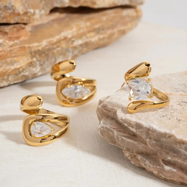 Zeitloser goldener Tropfen-Zirkonia-Ring