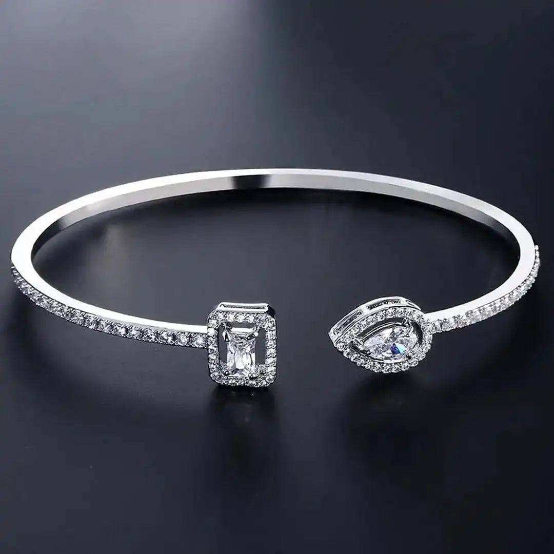 Offenes Gold-Armband mit zwei Steinen