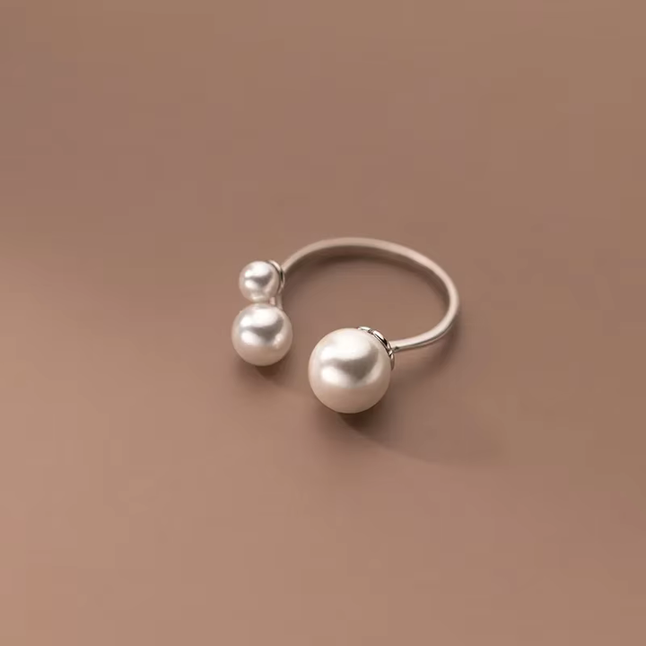 Eleganter Ring mit drei Perlen