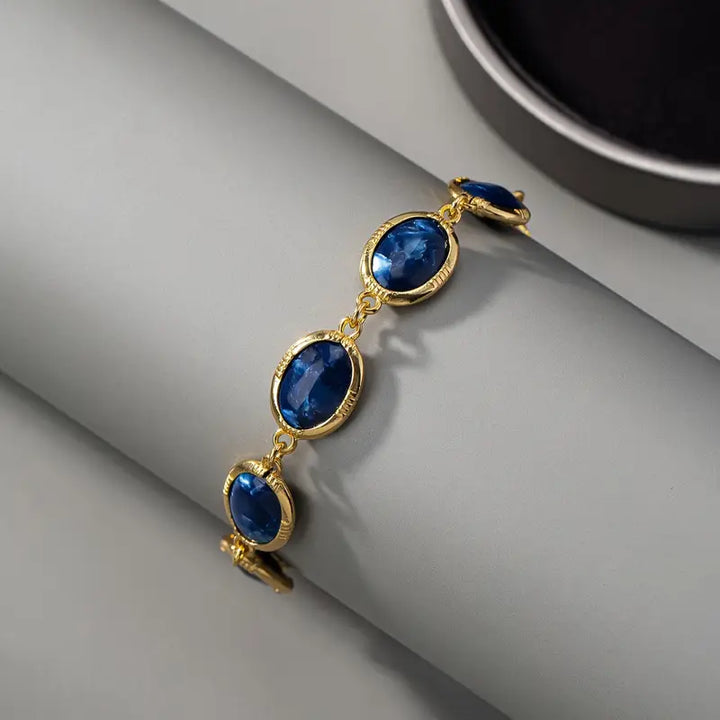 Charmantes Gold-Armband mit blauem Stein