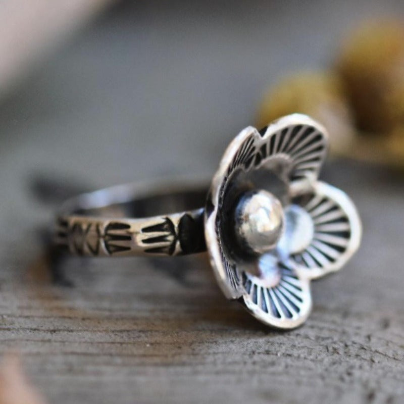 Minimalistischer Retro-Blüten-Ring