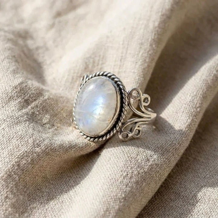 Ovaler Mondstein-Ring mit verziertem Band