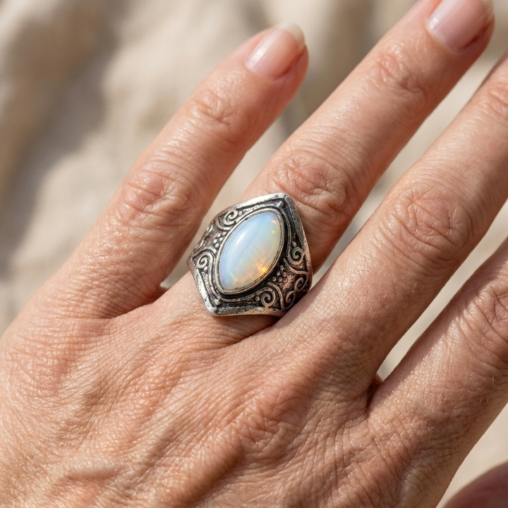 Vintage Mondstein-Ring in Tropfenform mit verziertem Silberband