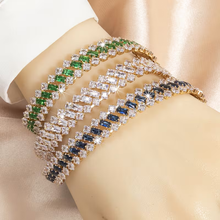 Elegantes luxuriöses Smaragd-Gold-Armband