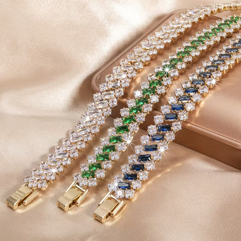 Elegantes luxuriöses Smaragd-Gold-Armband
