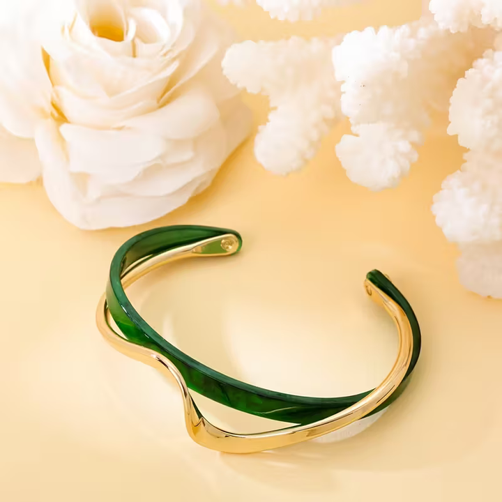 Elegantes Gold-Smaragd Wellen-Armband