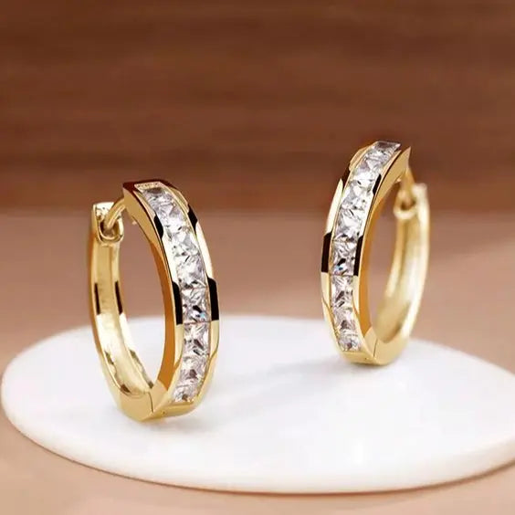 Schicke Creolen in Gold mit Kristall