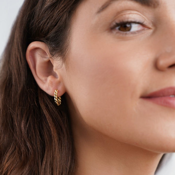 Gold-Ohrringe mit Twist