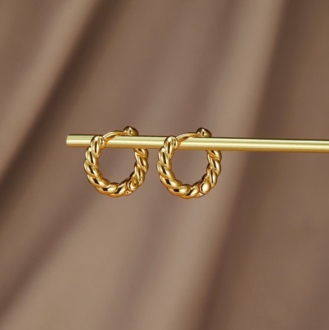 Gold-Ohrringe mit Twist