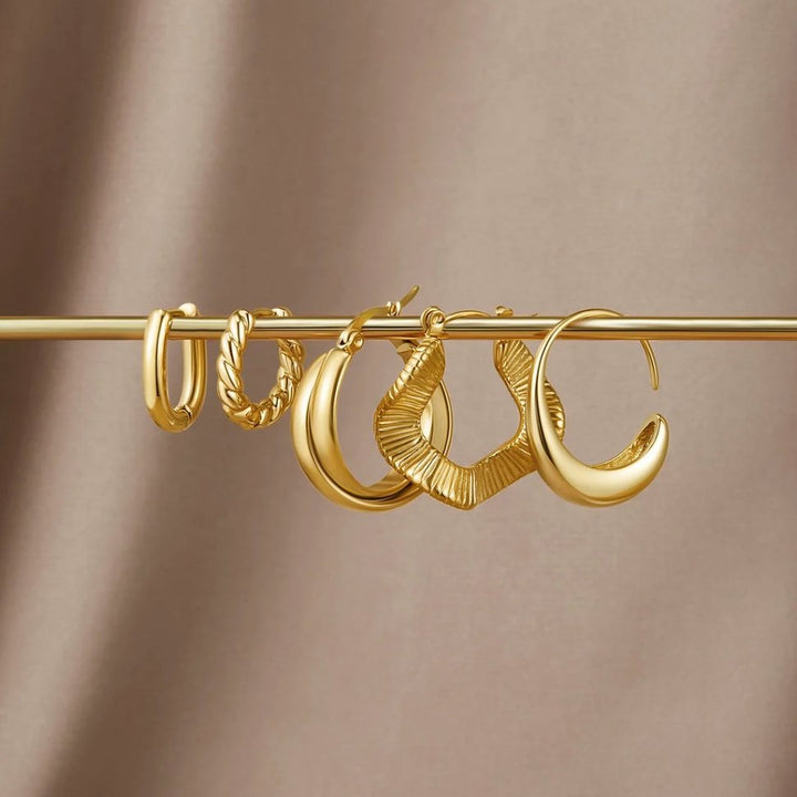 Gold-Ohrringe mit Twist