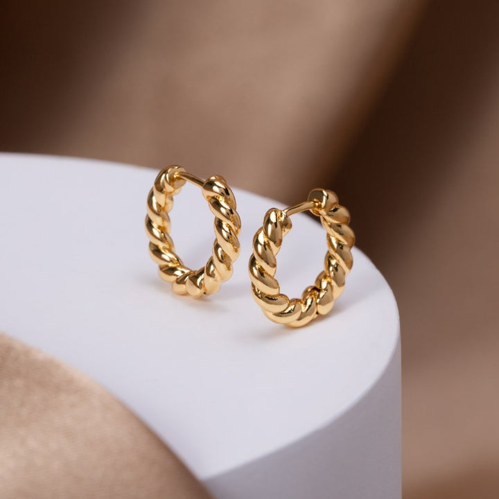 Gold-Ohrringe mit Twist